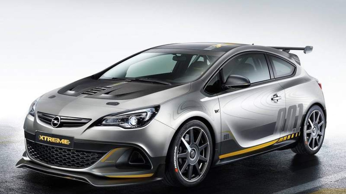 Profusión de fibra de carbono en la mayoría de piezas de la carrocería, llantas incluidas, 300 CV de potencia y un interior, con jaula de seguridad, arneses de 6 puntos y «baquet» Recaro, herencia por vía directa de los coches de carreras.