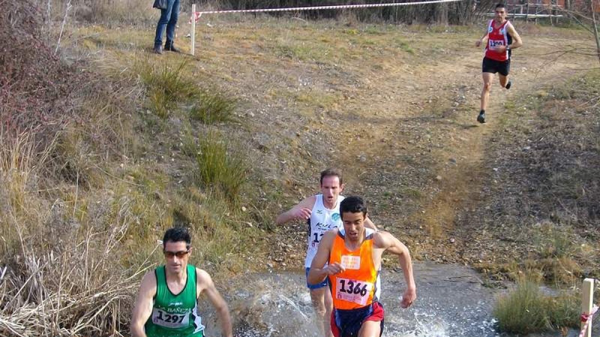 Alberto González, Ignacio Álvarez y Gustavo Silván corren agrupados al paso por la zona de agua.