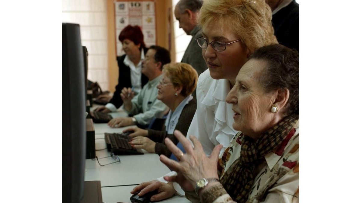 Clases de Internet en un centro de educación para adultos