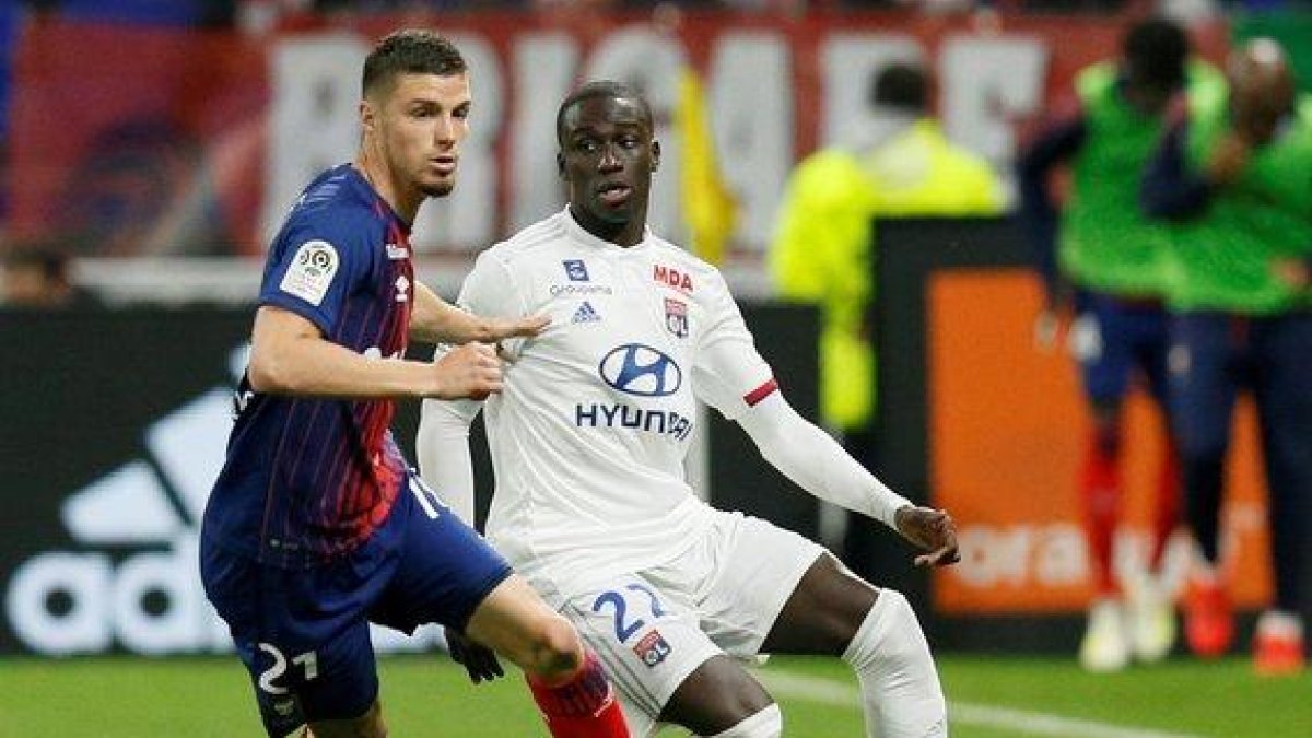 Ferland Mendy (d) durante un partido con el Olympique de Lyon.
