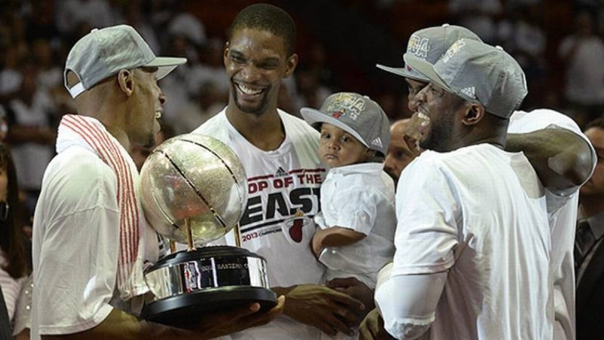 De izquierda a derecha, Ray Allen, Chris Bosh, LeBron James y Dwyane Wade, de los Miami Heat, con el trofeo de la Conferencia Este.