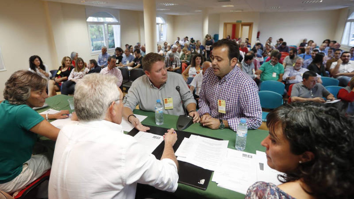 Óscar Álvarez y Tino Rodríguez charlan con la presidencia del comité antes de la reunión. JESÚS