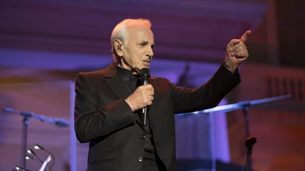 Aznavour, durante una actuación en Barcelona