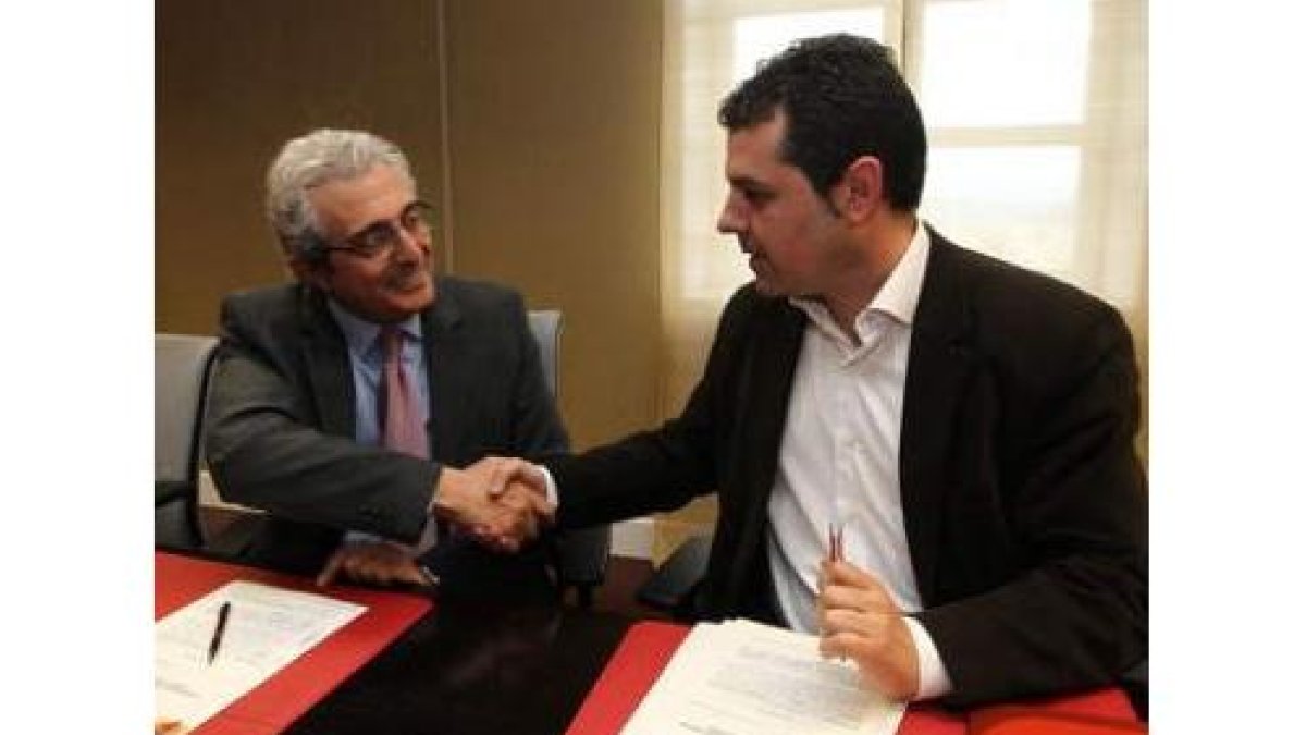 José Ángel Azuara y Javier Morán, durante la firma del convenio en la sede de la Ciuden.