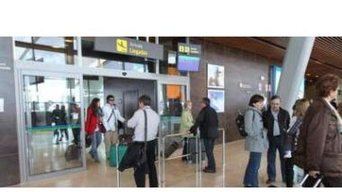 Llegada de los pasajeros del vuelo que salió de Barcelona
