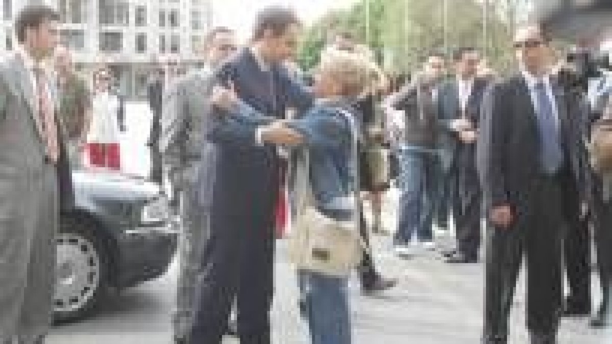El presidente recibe el saludo efusivo de una mujer a su llegada al Hostal de San Marcos