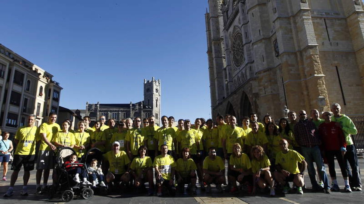 Los participantes en la carrera solidaria, ayer antes de su salida desde la plaza de la Catedral.
