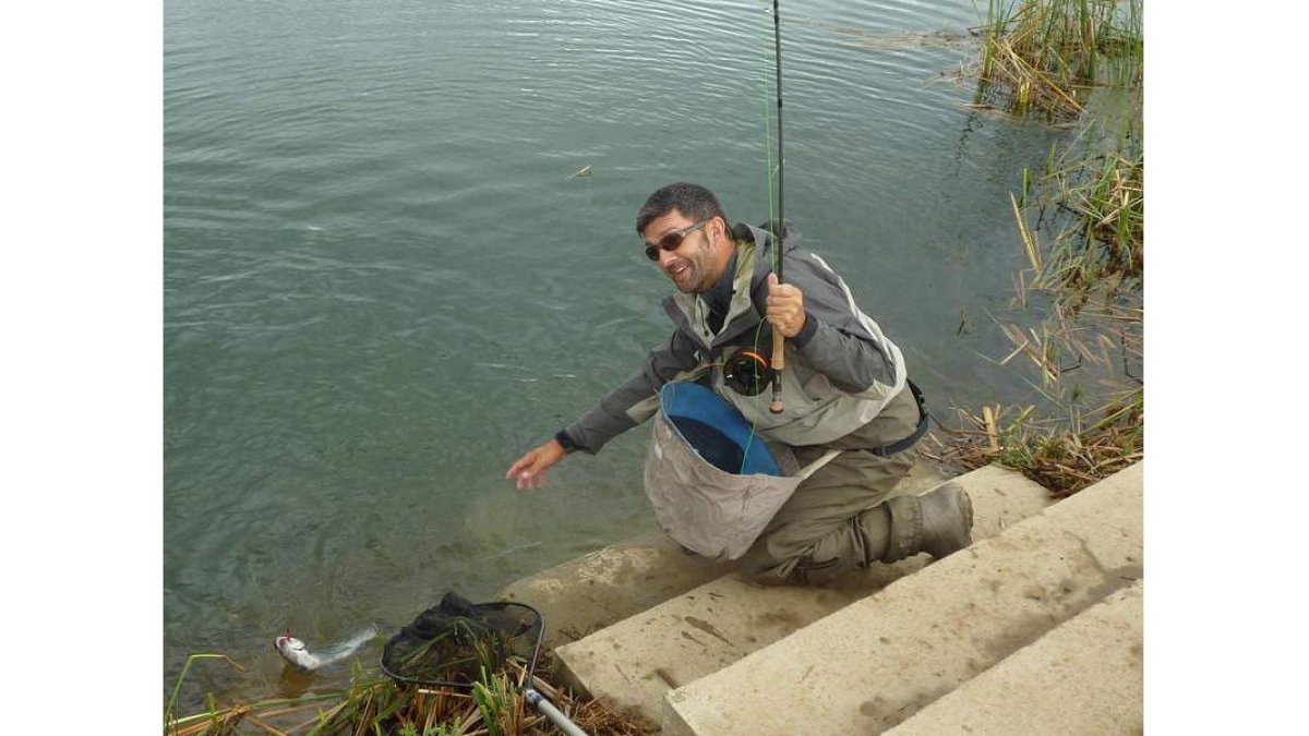 Mario, pescando en el lago Monte de Jabares.