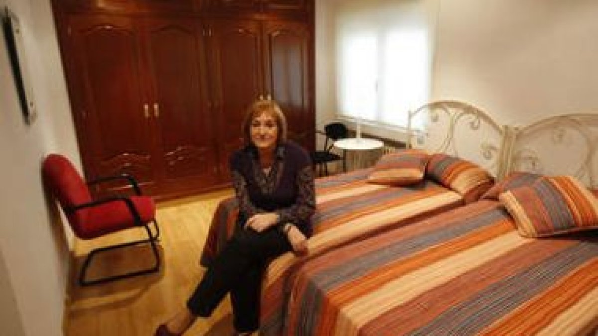 La presidenta de Alcles, Nieves García, en el piso.