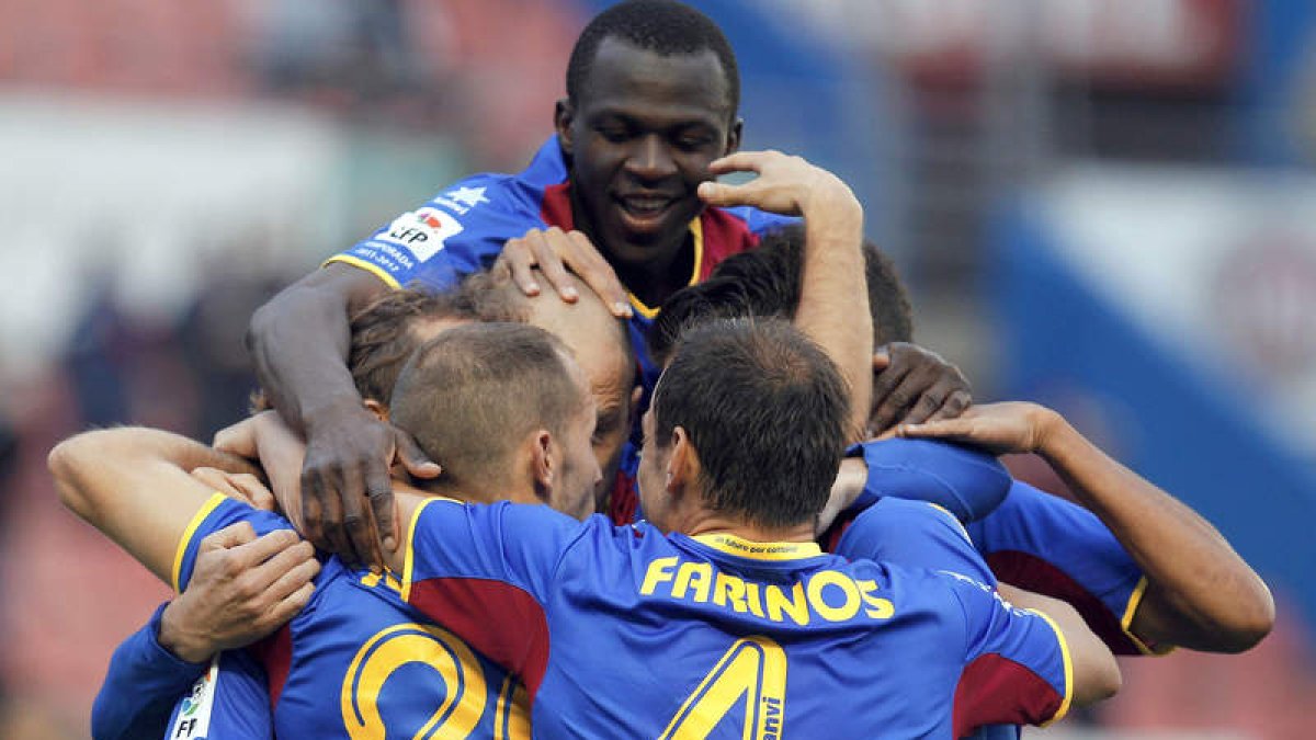 Varios jugadores del Levante celebran el gol de Valdo.