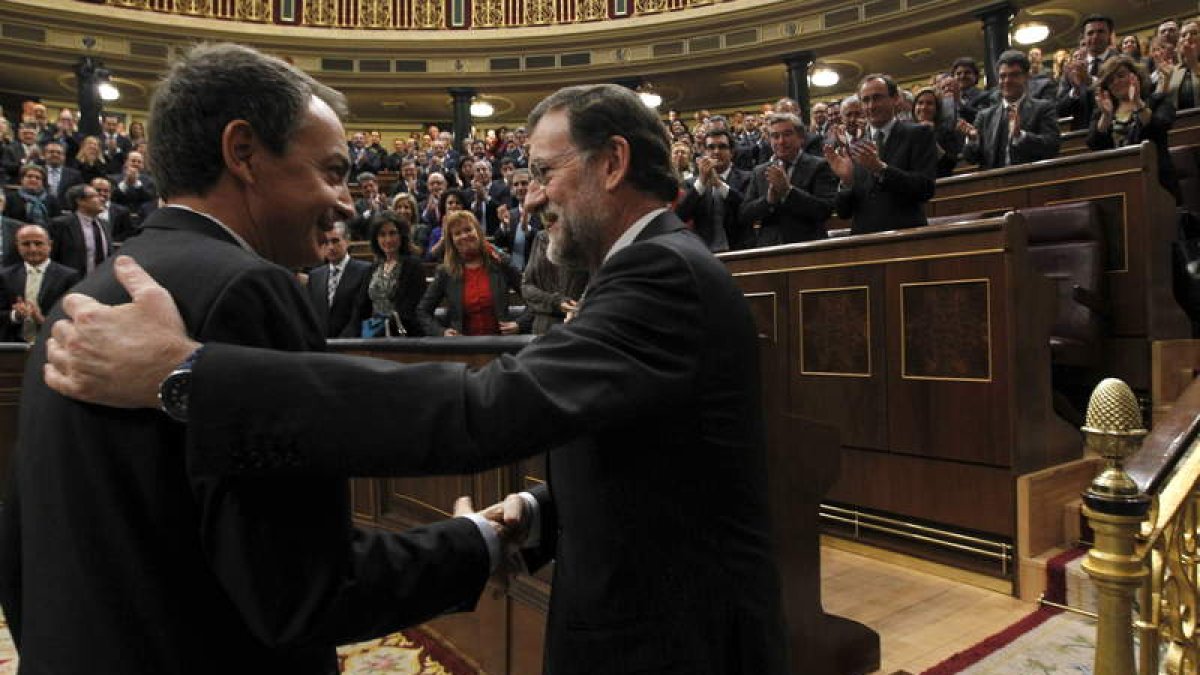 El jefe del Ejecutivo saliente, José Luis Rodríguez Zapatero, felicita a Mariano Rajoy tras el debate de investidura.