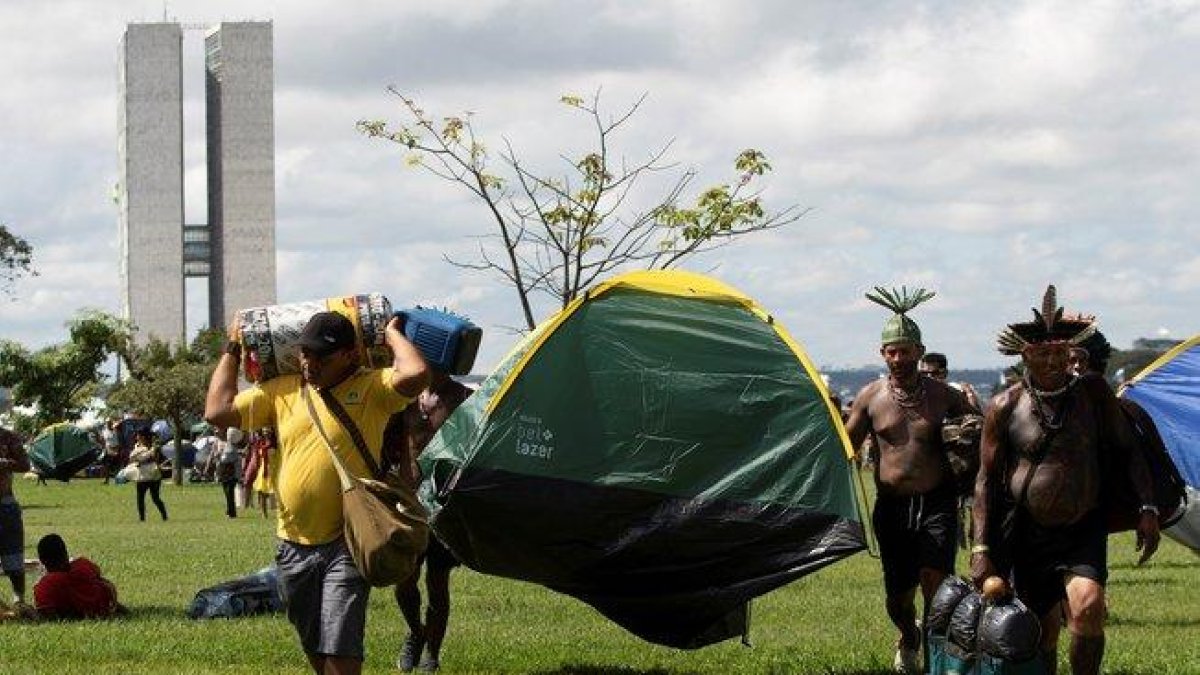Indígenas de todo Brasil instalan el Campamento Tierra Libre.