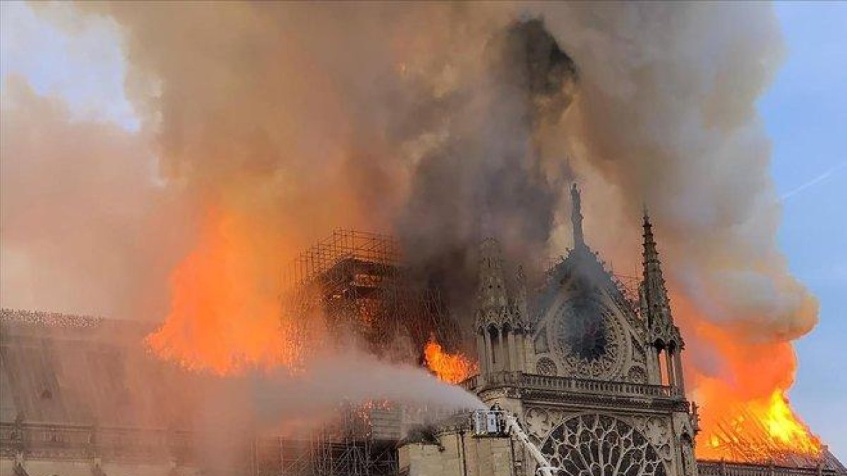 Las llamas se elevan en la catedral.