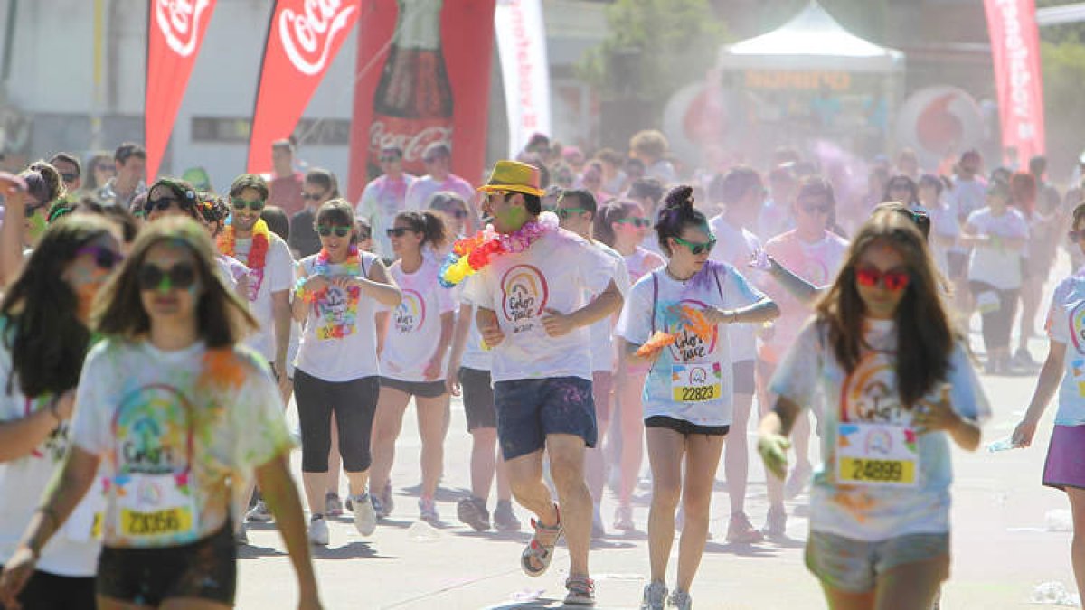 La segunda edición de la ‘Color Race León’ contó en la línea de salida con más de 3.000 participantes.