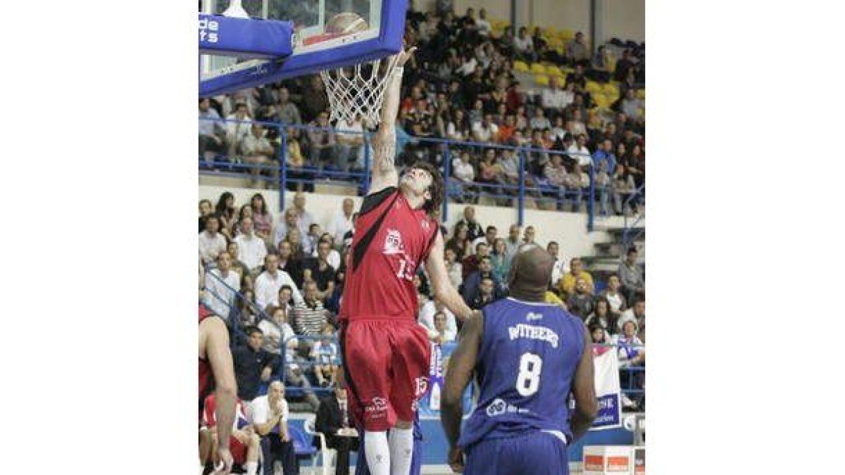 Baloncesto León bregó todo el partido y sólo cedió ante el Melilla en la recta final del partido.
