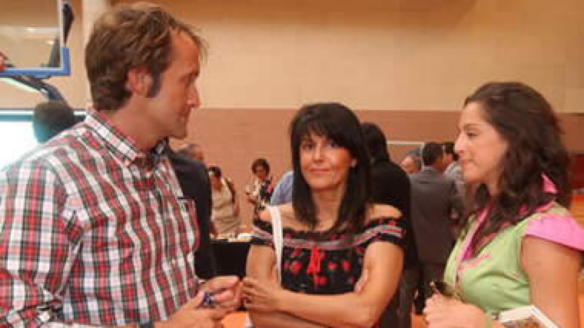 Ruth Fernández y Carolina Rodríguez, con los atletas locales.