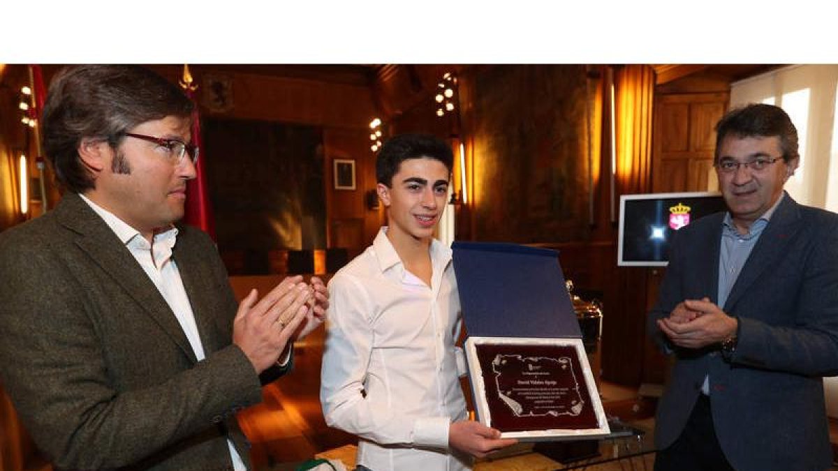 David Vidales en el reconocimiento de la Diputación flanqueado por Emilio Orejas y Juan Martínez Majo. RAMIRO