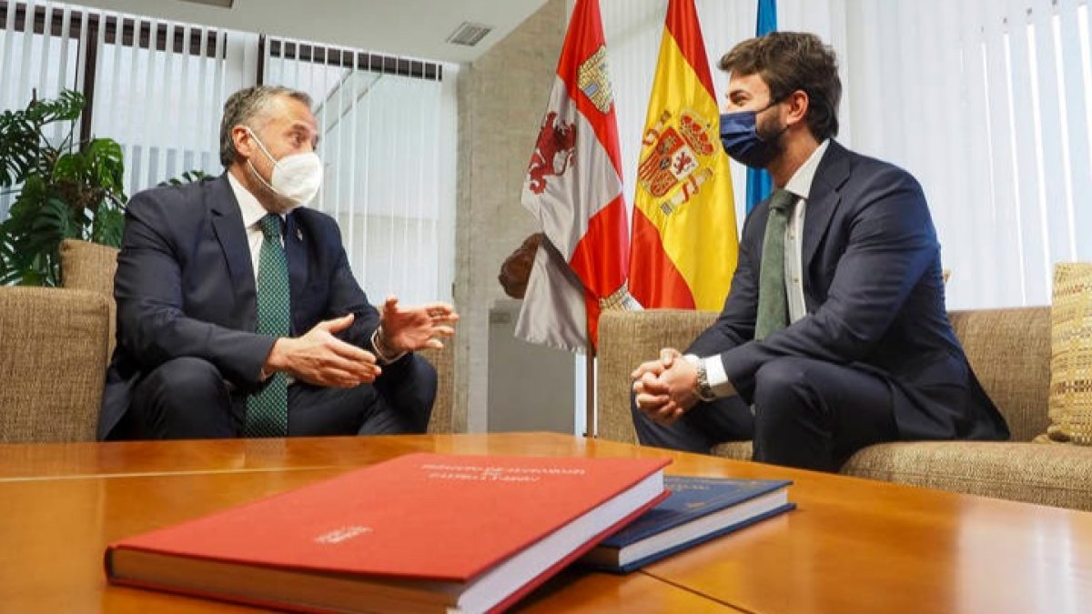 Carlos Pollán con Juan García Gallardo en la ronda de contactos. R. GARCÍA
