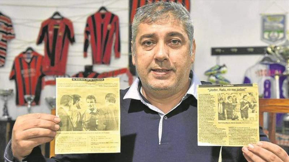Lolo Guerrero con los recortes de prensa del follón de Rafa en La Romareda. ALFREDO GONZÁLEZ (DIARI DE TARRAGONA)
