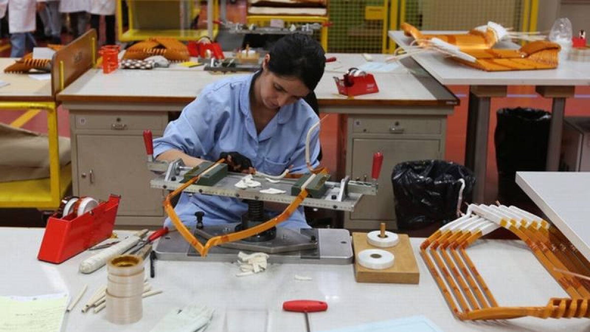 Una de las trabajadoras de la fábrica de Siemens. Fotografía de archivo.