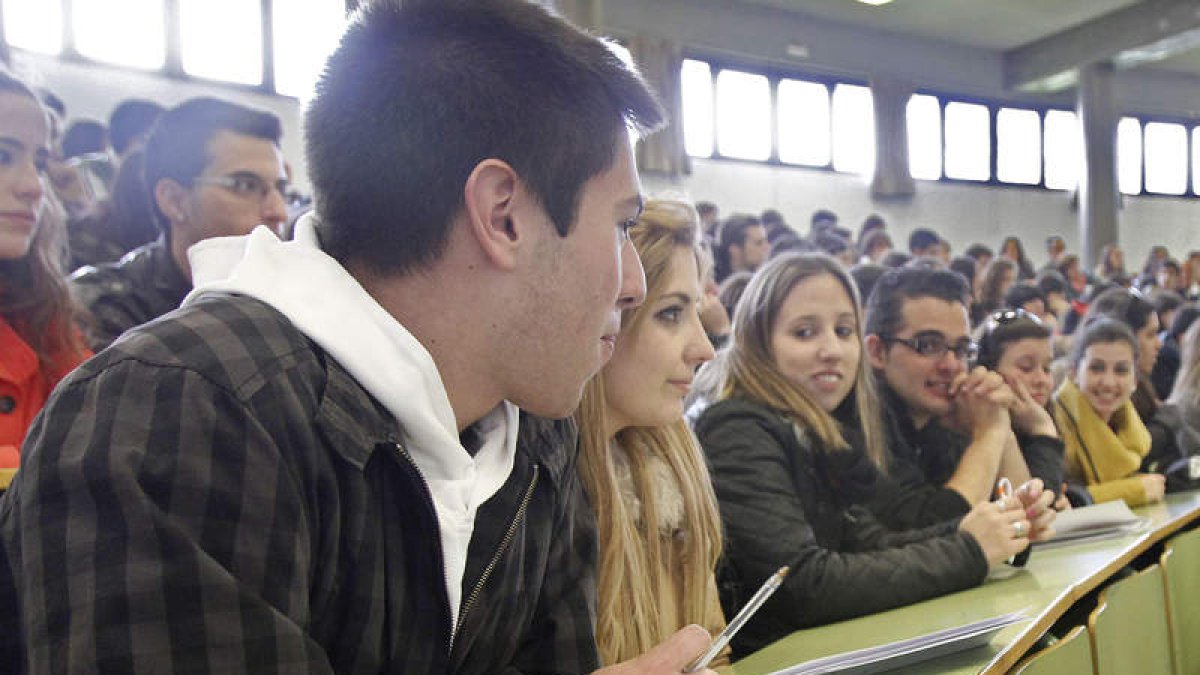 Los estudiantes de Bachillerato visitaron Vegazana durante la jornada de puertas abiertas.