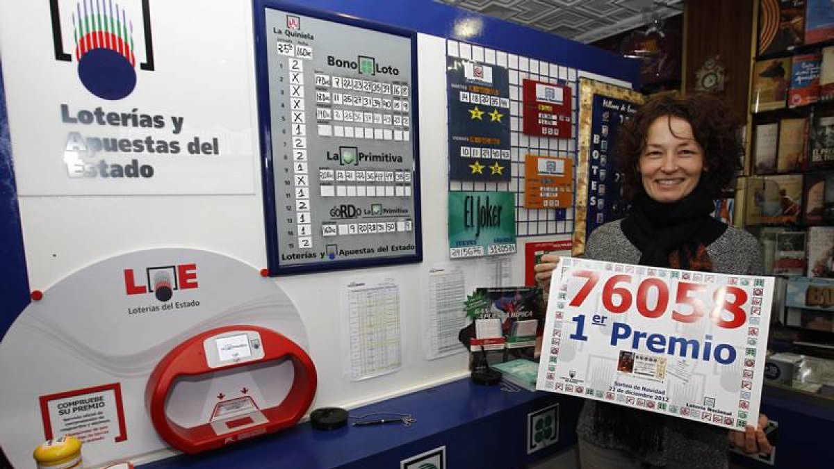 Una de las propietarias de la librería de La  Robla donde se vendió el décimo premiado con el Gordo.