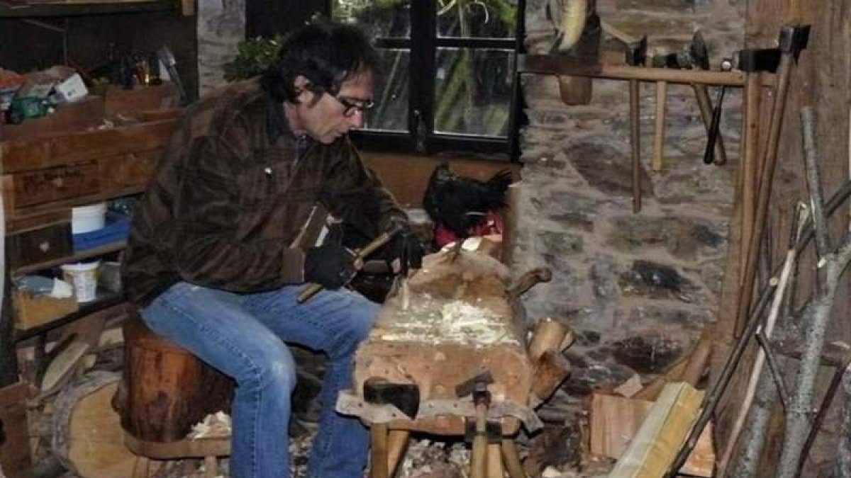 Domingo Gómez, en su taller de Pereda de Ancares. PUMAREGO