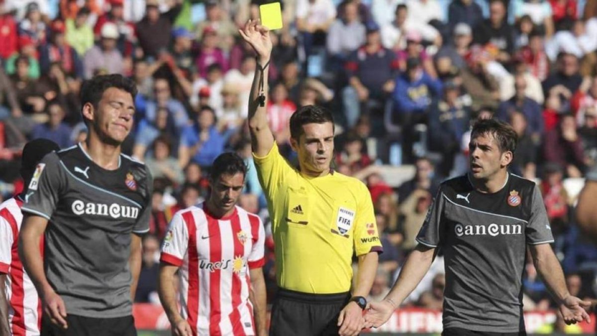 Del Cerro Grande amonesta a Héctor Moreno en el Granada-Espanyol de la Liga 2013-14.