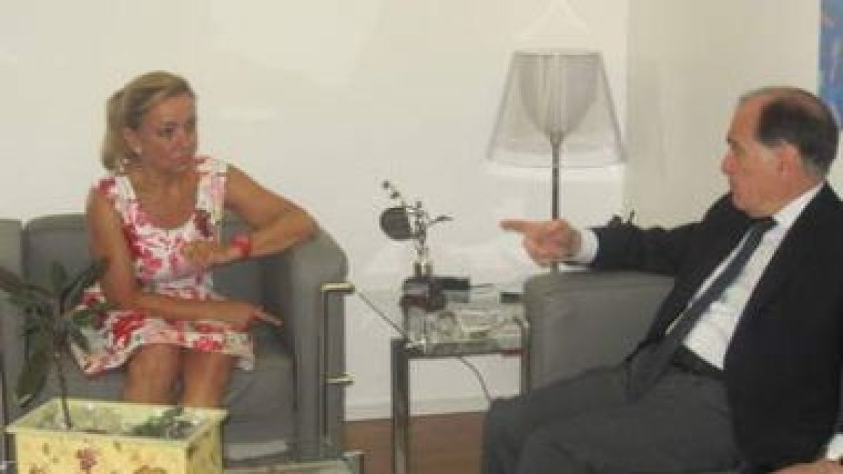 Isabel Carrasco y Tomás Villanueva, ayer en la Diputación.