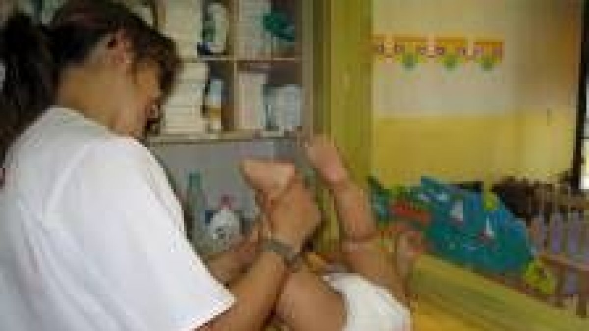 Los padres que optan por dejar a sus niños en una guardería no disponen de suficiente oferta pública