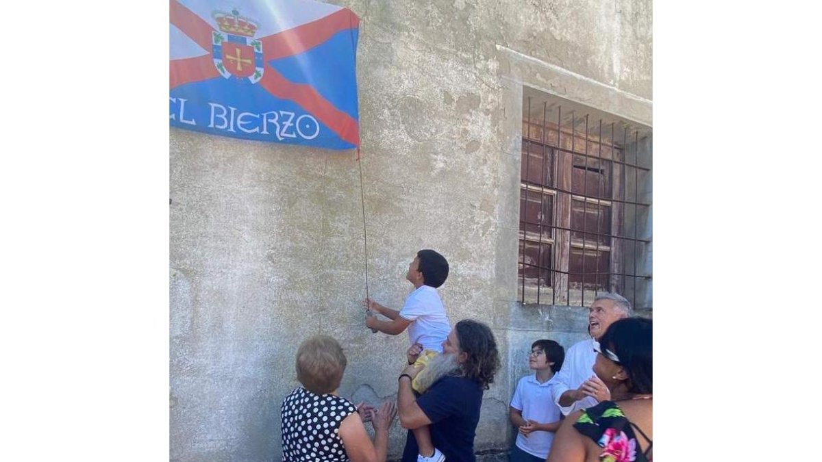 El enólogo sostiene a su hijo para descubrir la placa de la calle. DL