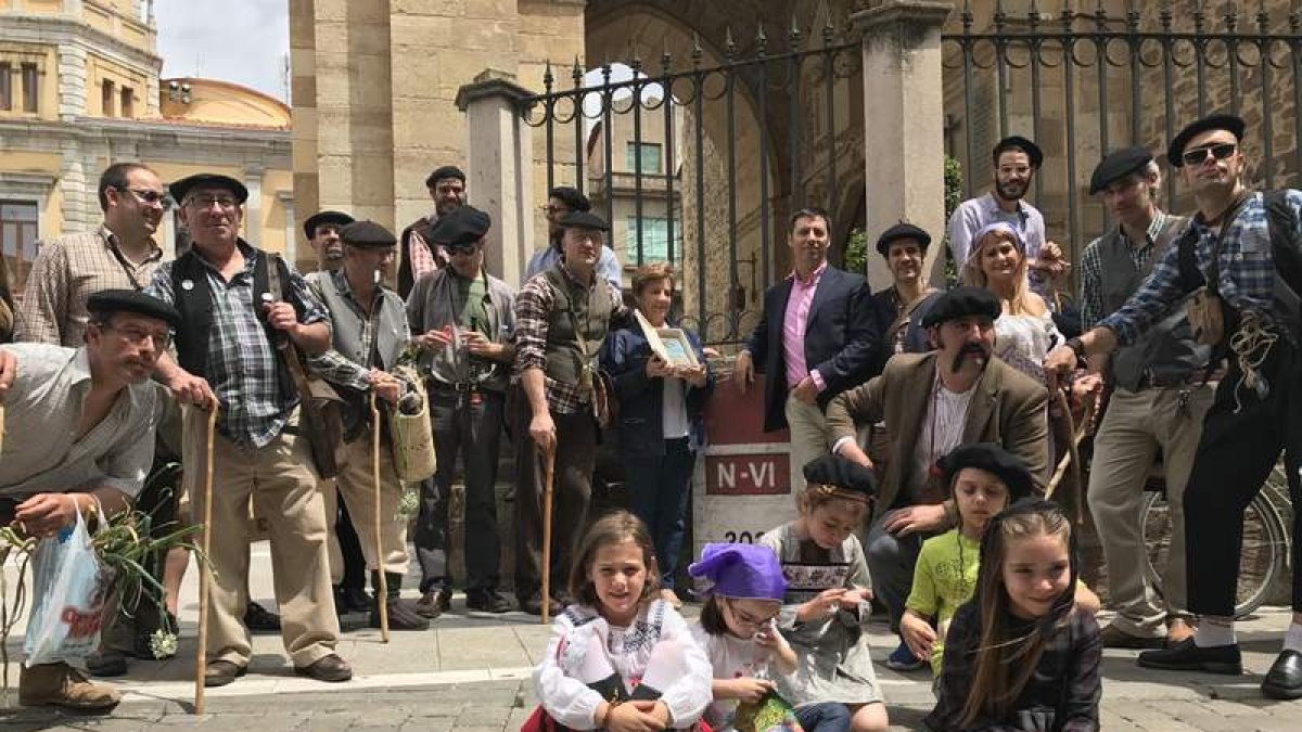 Los Otrora comparten vivencias y cuidan las tradiciones inmortalizando el día en el antiguo kilómetro 303 de la N-VI. DL