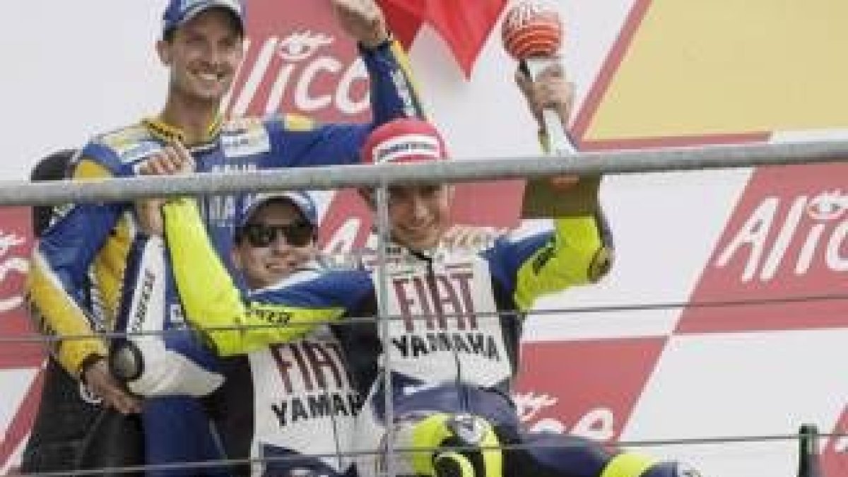 Jorge Lorenzo celebra junto a Rossi y Edwards, el dominio de las Yamaha