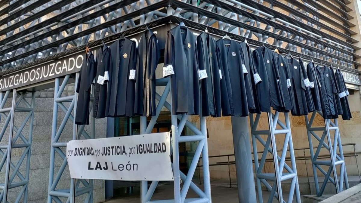Los letrados judiciales han colgado sus togas a modo de protesta. DL