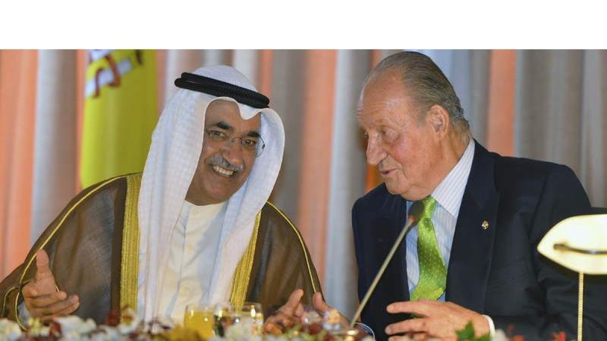 El rey, con con el viceprimer ministro kuwaití