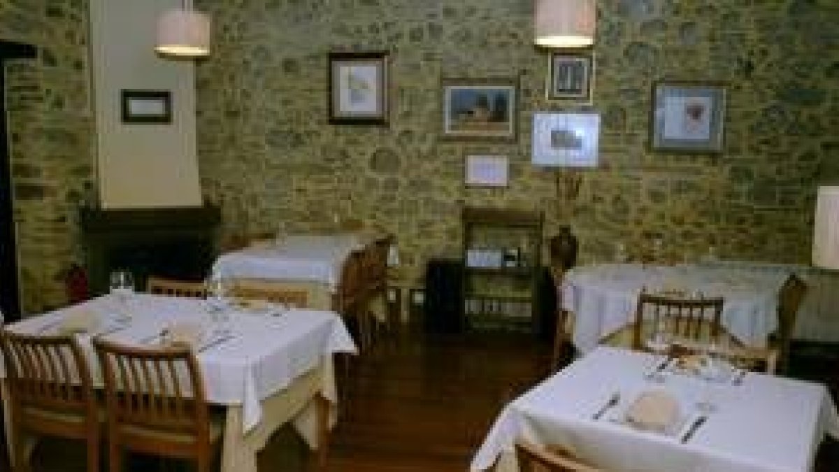 El comedor de El Tiempo Recobrado es un lugar íntimo y recogido, con una cálida chimenea