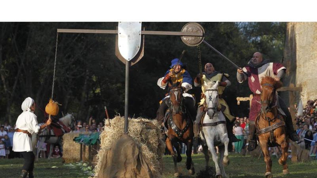 Un momento del tradicional torneo celebrado en el 2013 dentro de las Jornadas Medievales de Mansilla de las Mulas.
