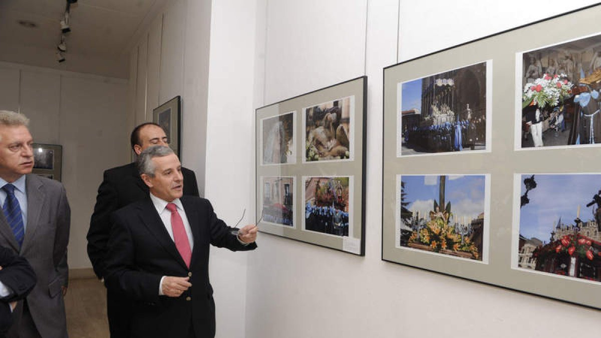 Julio Cayón y Emilio Gutiérrez, visitando la exposición de las Bienaventuranzas.