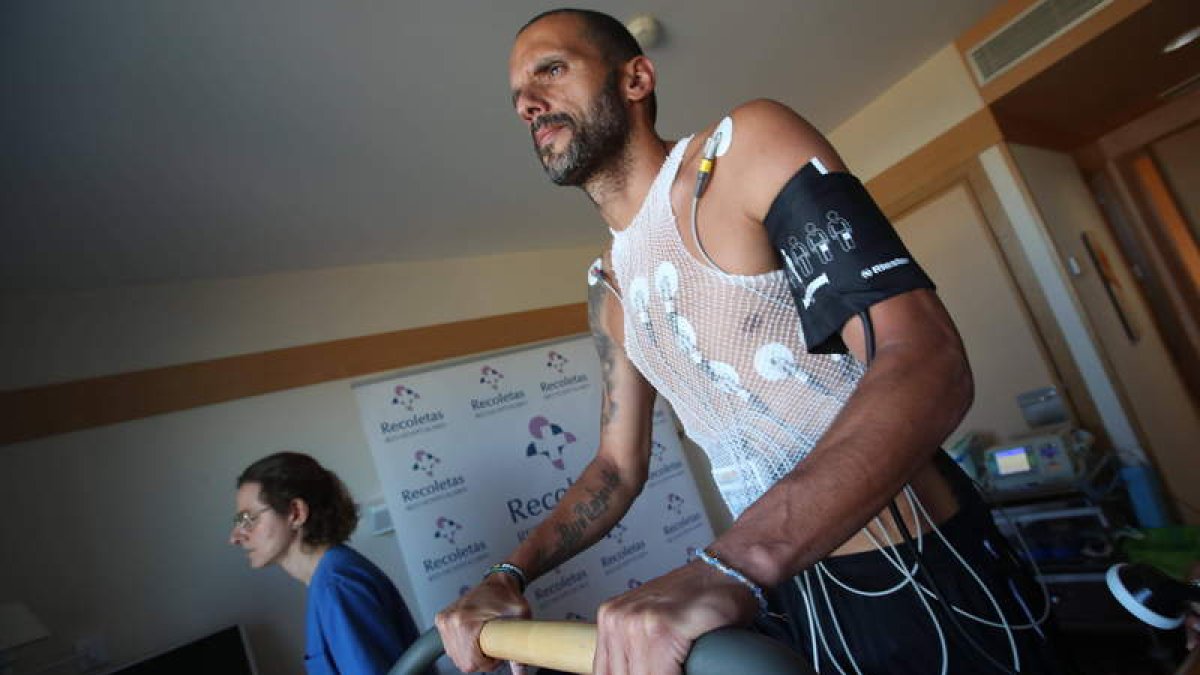 Yuri estrenó el convenio con Clínica Ponferrada en las pruebas médicas de ayer. ANA F. BARREDO