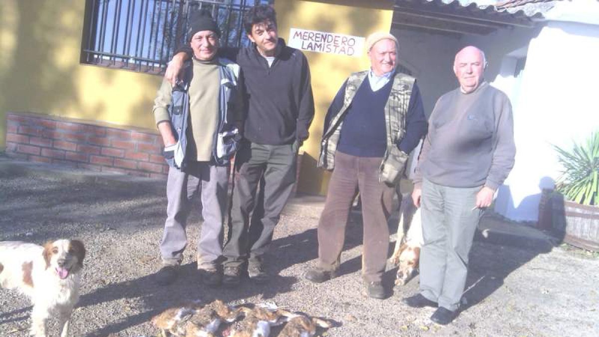 Aficionados de Villeza de las Matas, tras la jornada de caza en la que lograron cuatro liebres y ninguna perdiz.