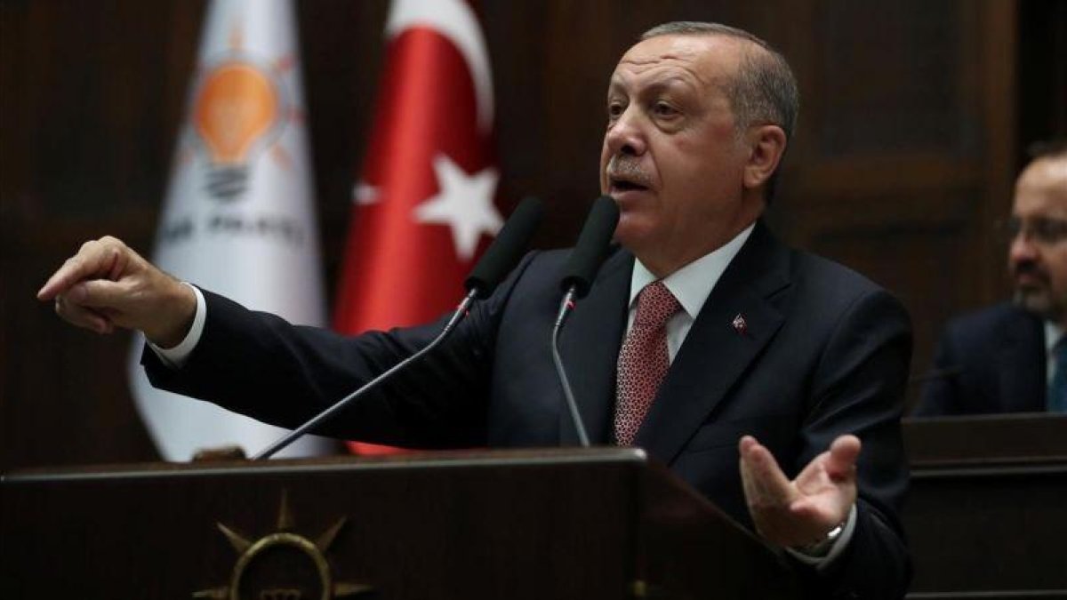 El presidente turco, Tayyip Erdogan se dirige a miembros del Parlamento durante una sesión del parlamento turco en Ankara.