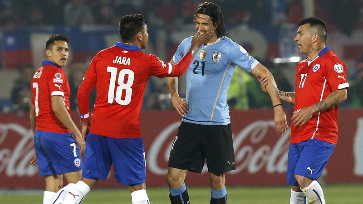 Jara no dejó de provocar a Cavani hasta que expulsaron al jugador uruguayo.