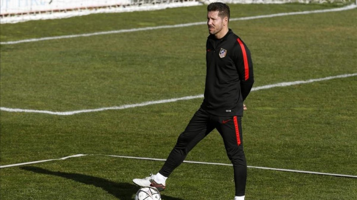 Diego Pablo Simeone, durante el entrenamiento de hoy en la ciudad deportiva del Atlético.