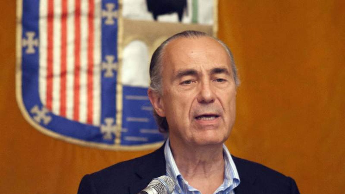 El escritor madrileño Luis Alberto de Cuenca
