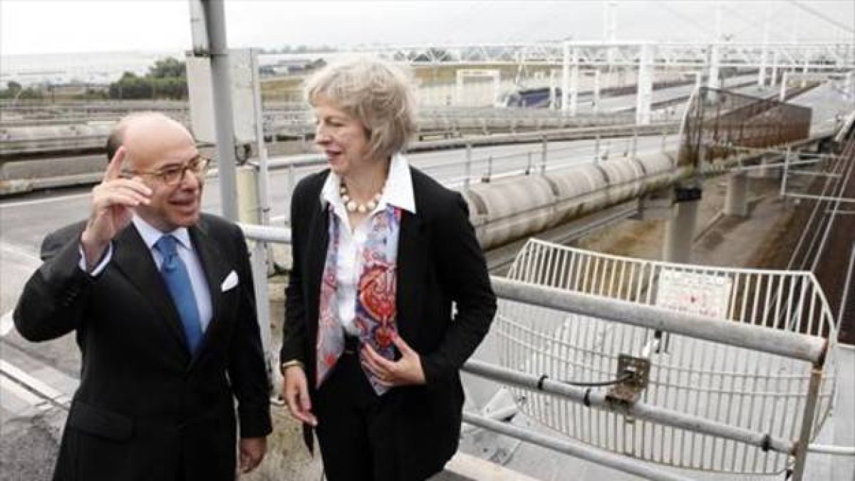 Bernard Cazeneuve y Theresa May ayer en Calais.
