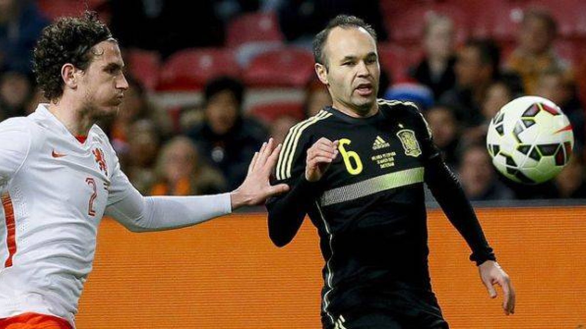 Iniesta y Janmaat, en un momento del partido amistoso de España y Holanda en Ámsterdam.