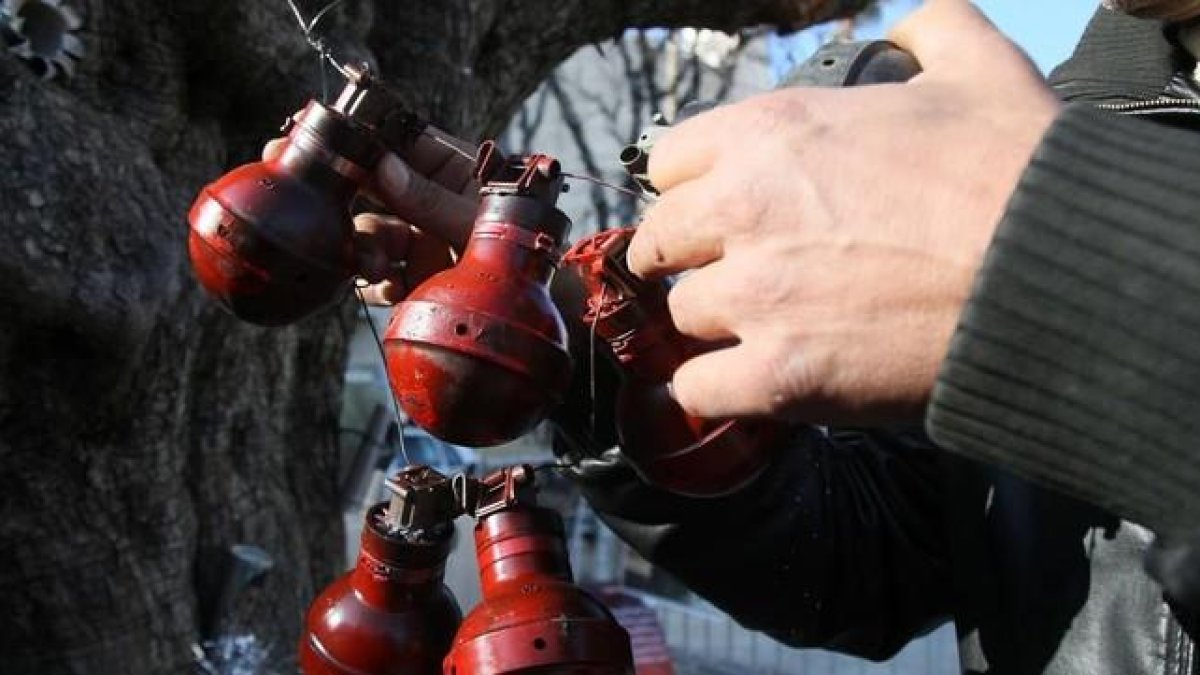 Un palestino usa en la ciudad de Belén bombas de gas lacrimógeno como decoración navideña.
