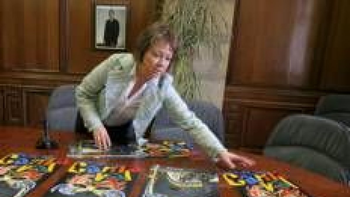 Mari Crespo muestra el cartel de las fiestas de Carnaval 2008