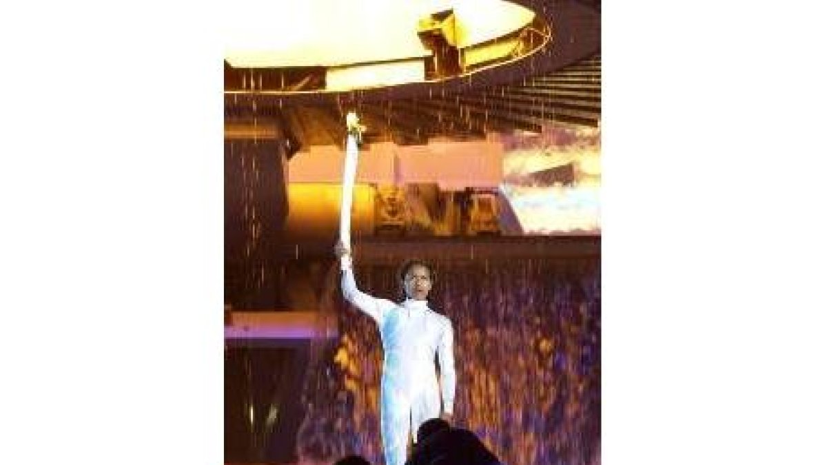 La atleta australiana Cathy Freeman porta la antorcha olímpica