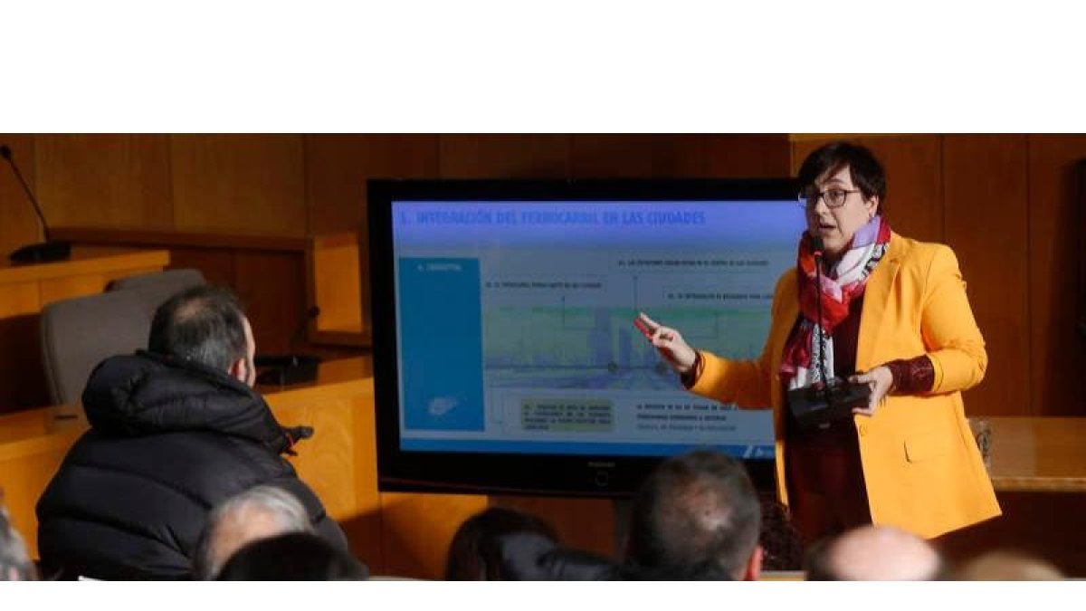 Cabañas intentó explicar a los vecinos la mejora de los planes de integración que ofrece Adif. FERNANDO OTERO